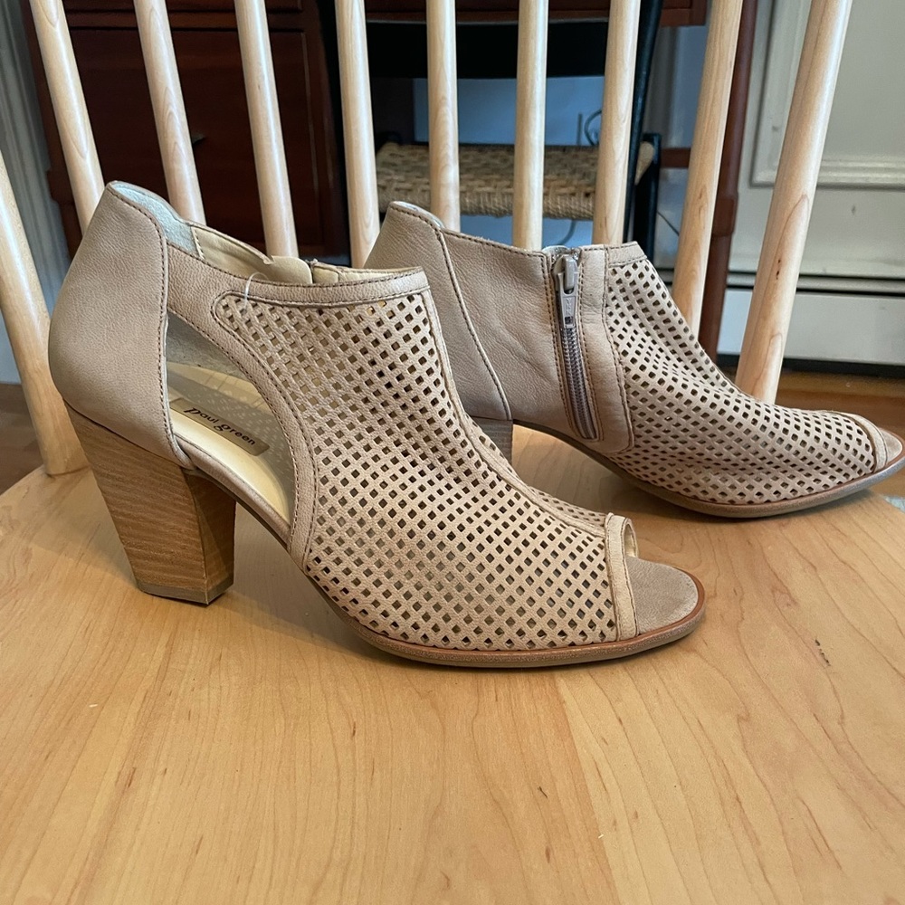 Paul Green tan leather heel sandal. New without tags.
